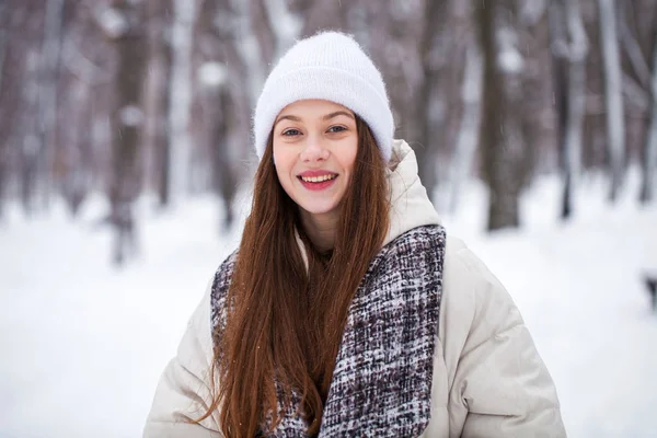Moda chica joven en la época de invierno —  Fotos de Stock