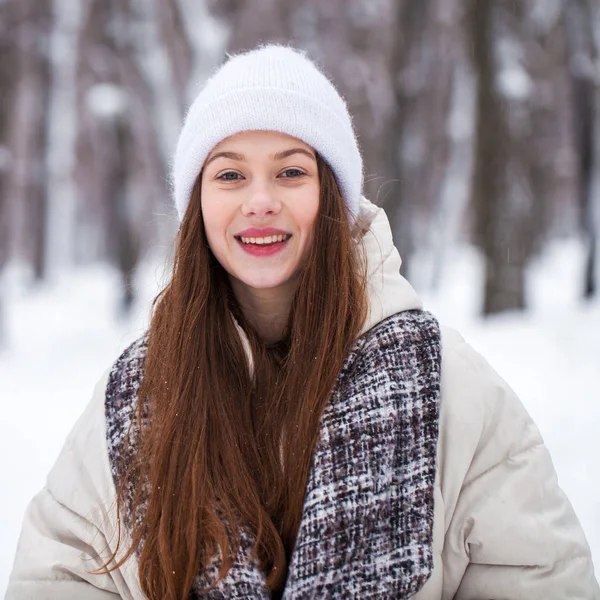 Mode junge Mädchen in der Winterzeit — Stockfoto