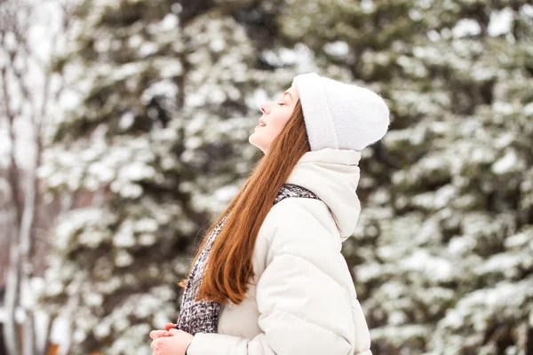 Moda menina no tempo de inverno — Fotografia de Stock