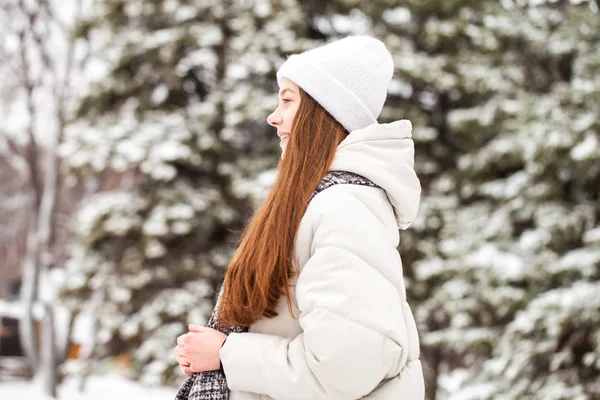 Mode junge Mädchen in der Winterzeit — Stockfoto