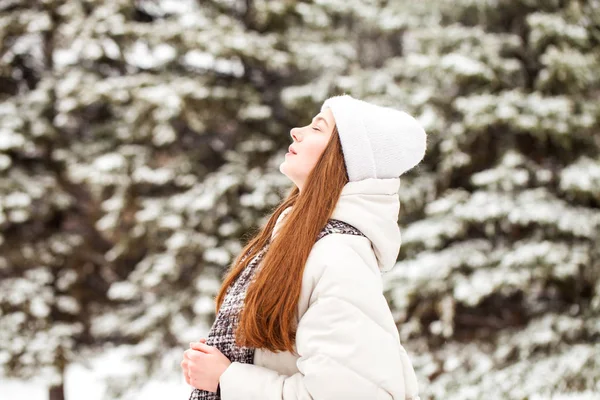 Mode junge Mädchen in der Winterzeit — Stockfoto