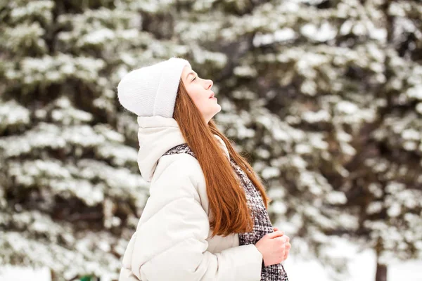 Fashion jong meisje in de winter tijd — Stockfoto