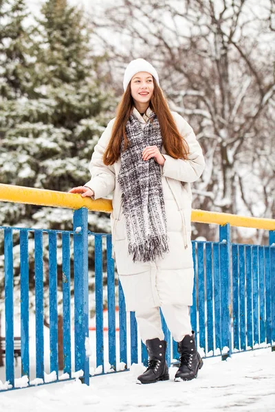 Jovem morena de jaqueta branca na rua de inverno — Fotografia de Stock