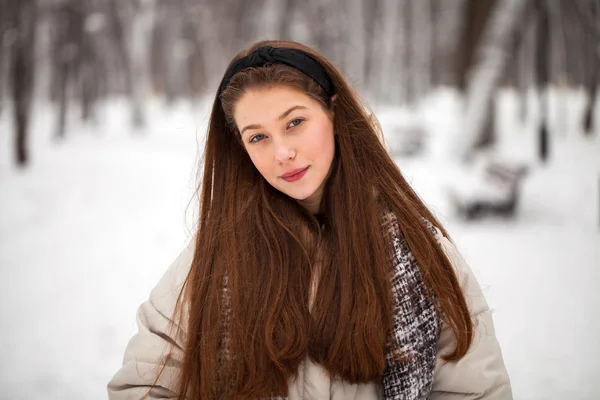 冬の間のファッション若い女の子 — ストック写真