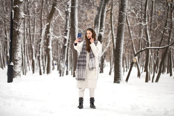 Fashion gadis muda di waktu musim dingin — Stok Foto