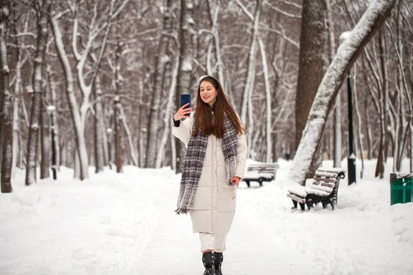 Fashion young girl in the winter time — 스톡 사진