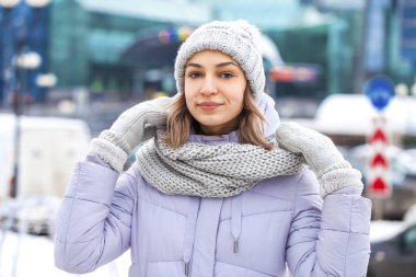 Kışın moda genç bayan.