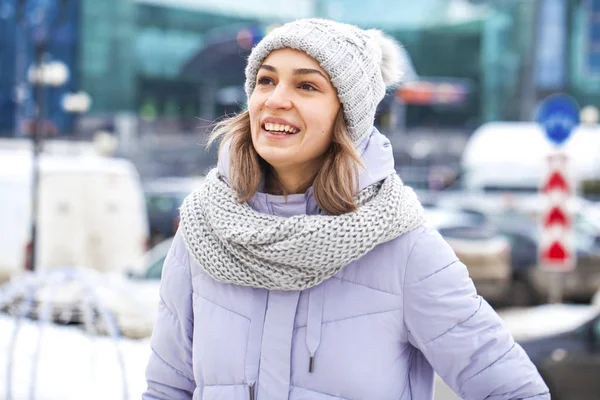 Moda jovem mulher no tempo de inverno — Fotografia de Stock