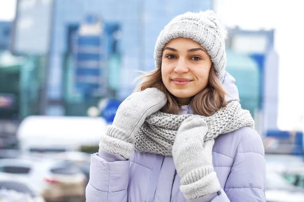 Moda jovem mulher no tempo de inverno — Fotografia de Stock
