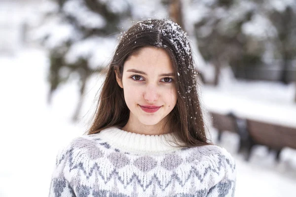 Primer plano retrato de una joven hermosa adolescente —  Fotos de Stock