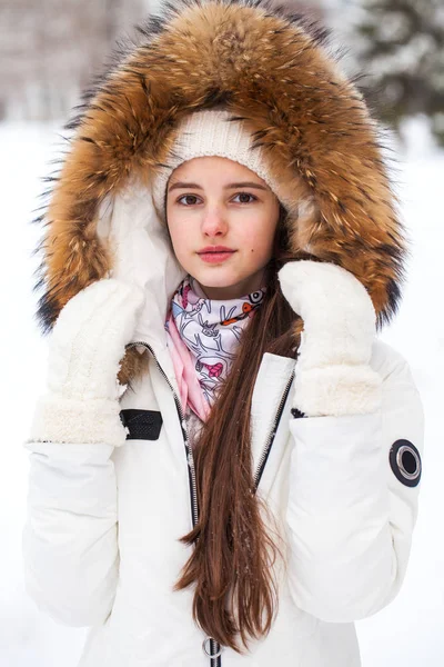 Fashion young girl in the winter time — Stock Photo, Image