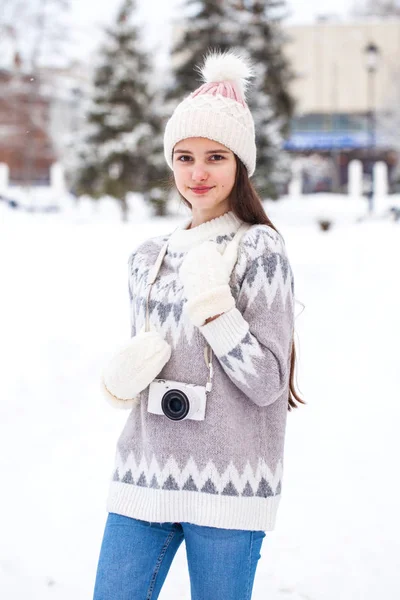 Young beautiful girl in a woolen sweater posing in the winter ou — 스톡 사진