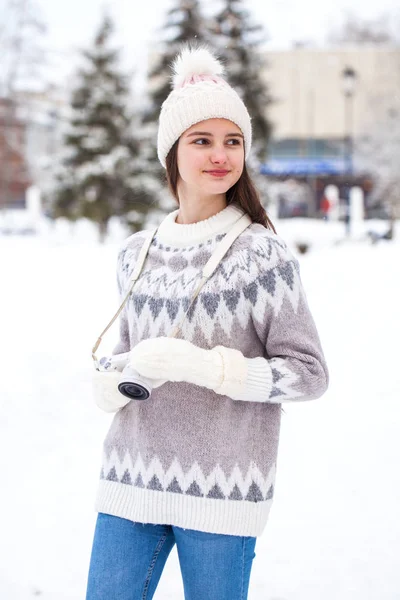 Junge schöne Mädchen in einem Wollpullover posiert im Winter ou — Stockfoto