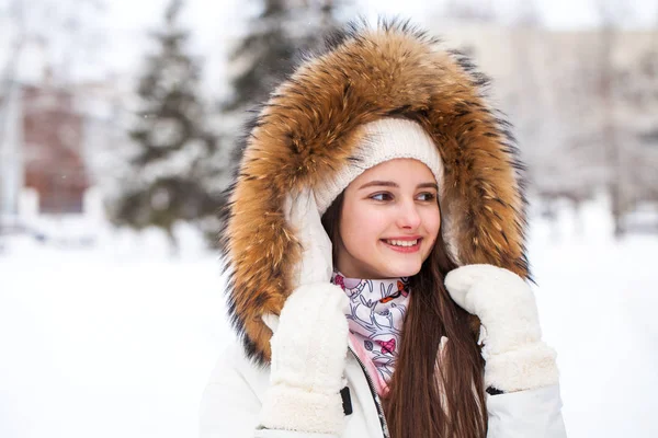 Moda młoda dziewczyna w okresie zimowym — Zdjęcie stockowe
