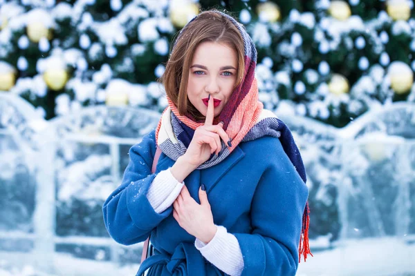 Jovem feliz em casaco azul posando na rua de inverno — Fotografia de Stock