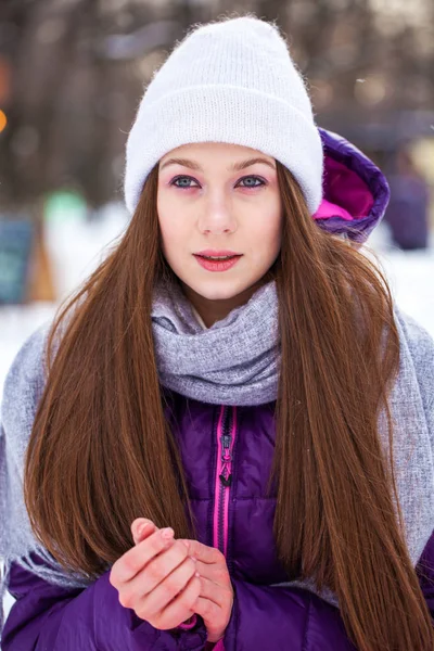 Portrét mladé krásné ženy v lyžařském obleku pózující ve Wint — Stock fotografie