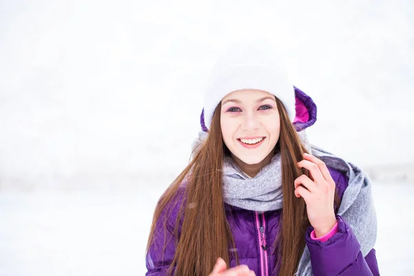 Ritratto di una giovane bella donna in tuta da sci in posa in wint — Foto Stock
