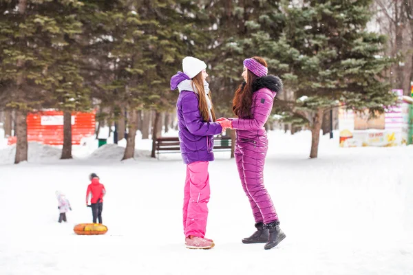 Portrait of two young beautiful women in ski suit posing in wint — Stock Photo, Image