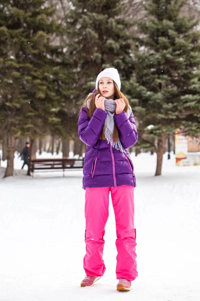 Portrait of a young beautiful woman in a ski suit posing in wint — Stock Photo, Image