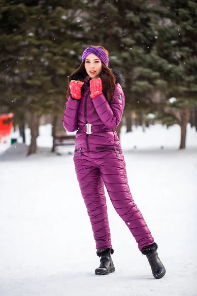 Kışın kayak takımında poz veren güzel bir kadının portresi. — Stok fotoğraf