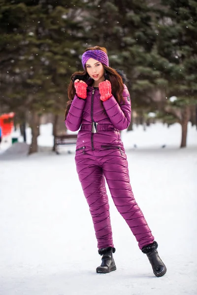 Kışın kayak takımında poz veren güzel bir kadının portresi. — Stok fotoğraf