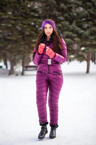 Portrait d'une jeune belle femme en costume de ski posant en wint — Photo