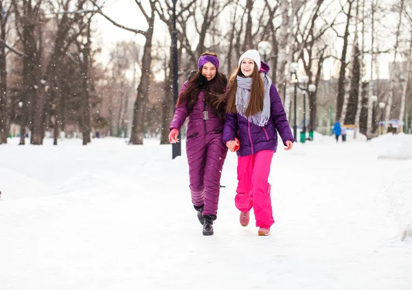 Dos hermosas novias felices caminan en el invierno en una ciudad par —  Fotos de Stock
