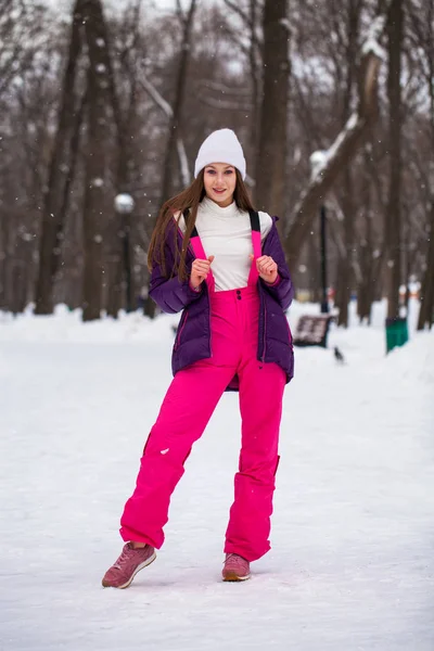 Portrait of a young beautiful woman in a ski suit posing in wint — Stock Photo, Image