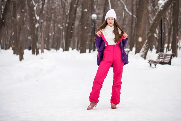 Retrato de una joven mujer hermosa en un traje de esquí posando en invierno — Foto de Stock