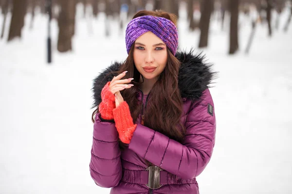 Portrait of a young beautiful woman in a ski suit posing in wint — Stock Photo, Image