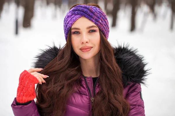 Πορτρέτο μιας νεαρής όμορφης γυναίκας με κοστούμι του σκι που ποζάρει σε χνούδι — Φωτογραφία Αρχείου