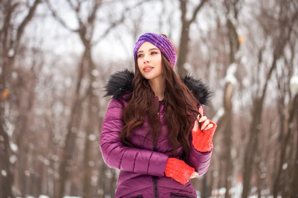 Retrato de una joven mujer hermosa en un traje de esquí posando en invierno —  Fotos de Stock