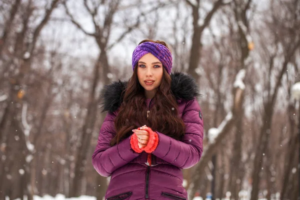 Portrait of a young beautiful woman in a ski suit posing in wint — Stock Photo, Image