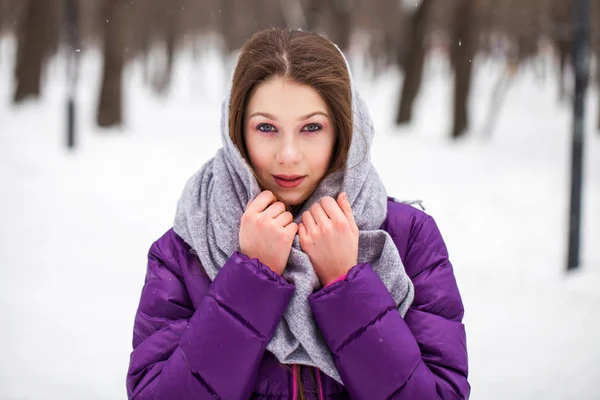 Портрет молодой красивой женщины в лыжном костюме, позирующей зимой — стоковое фото