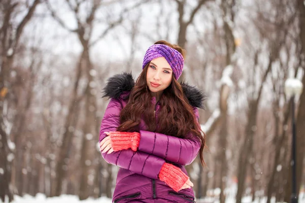 Portrait of a young beautiful woman in a ski suit posing in wint — Stock Photo, Image