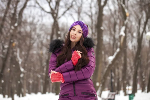 Portrait of a young beautiful woman in a ski suit posing in wint — 스톡 사진