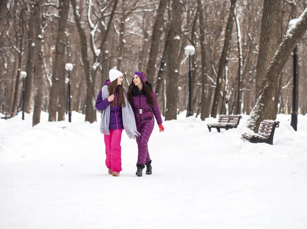 Close up portret dwóch młodych dziewcząt spacerujących w parku zimowym — Zdjęcie stockowe