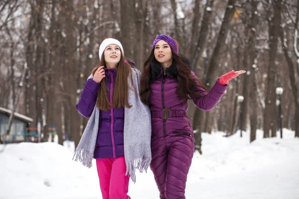 Close up portret van twee jonge meisjes wandelen in een winter park — Stockfoto