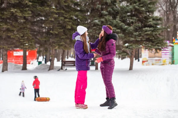 Portret van twee jonge mooie vrouwen in skipak poserend in wint — Stockfoto