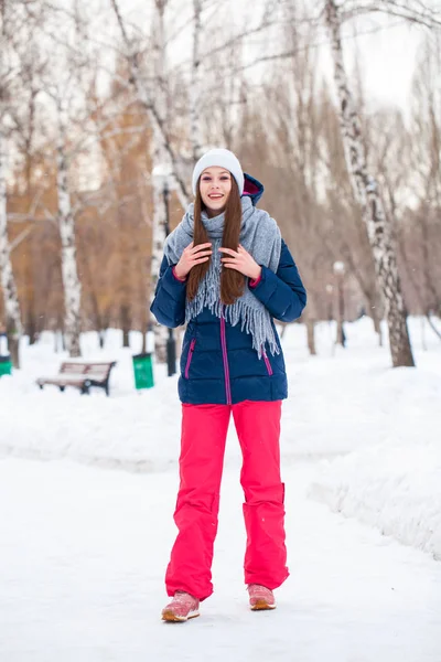 Retrato de una joven mujer hermosa en un traje de esquí posando en invierno — Foto de Stock