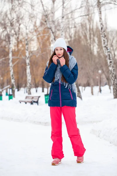 Retrato de uma jovem mulher bonita em um terno de esqui posando em wint — Fotografia de Stock