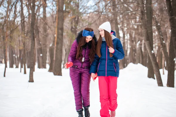 Portrait de deux jeunes belles femmes en costume de ski posant en wint — Photo