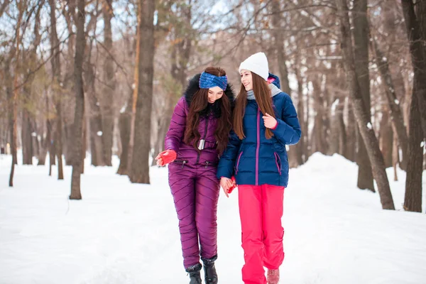 Portret van twee jonge mooie vrouwen in skipak poserend in wint — Stockfoto