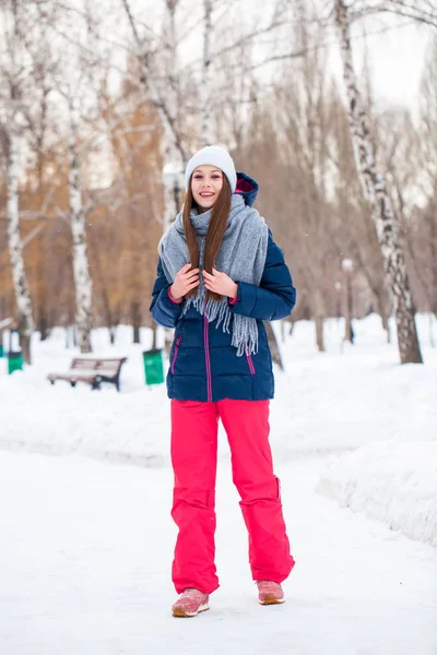 Portrait of a young beautiful woman in a ski suit posing in wint — Stock Photo, Image