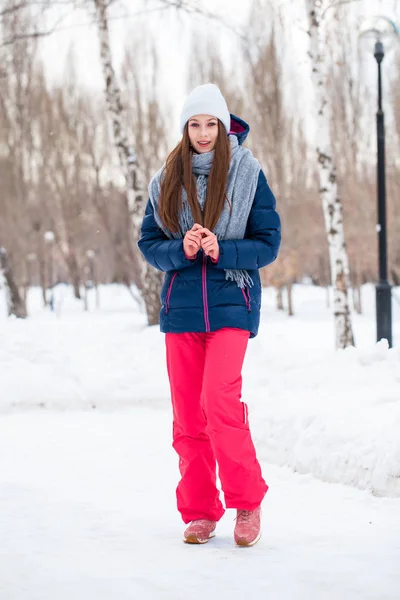 Retrato de una joven mujer hermosa en un traje de esquí posando en invierno — Foto de Stock