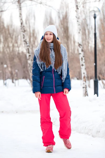 Portrait of a young beautiful woman in a ski suit posing in wint — Stock Photo, Image