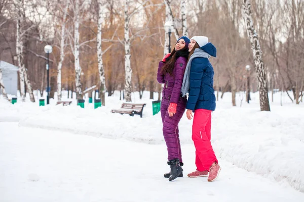 Porträt zweier junger hübscher Frauen im Skianzug, die in Winde posieren — Stockfoto