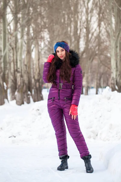Portret młodej pięknej kobiety w kombinezonie narciarskim pozującej w zimie — Zdjęcie stockowe