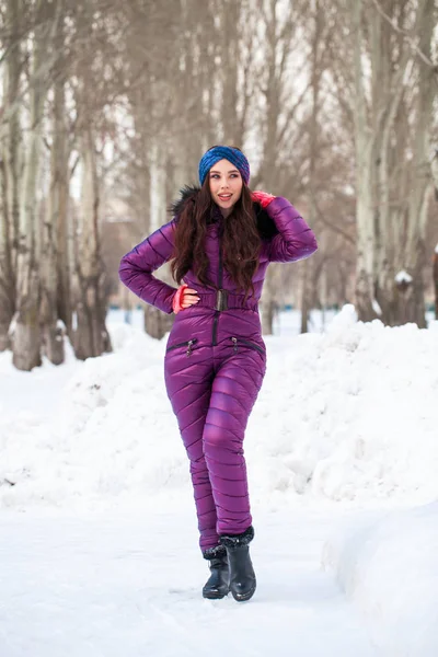 Portret młodej pięknej kobiety w kombinezonie narciarskim pozującej w zimie — Zdjęcie stockowe