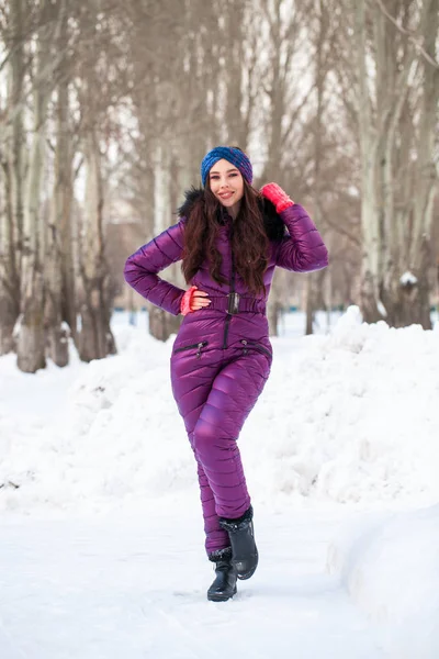 Portrait d'une jeune belle femme en costume de ski posant en wint — Photo